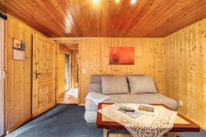 a living room with a couch and a table at Bungalow 12 - Finnhütte in Niesky