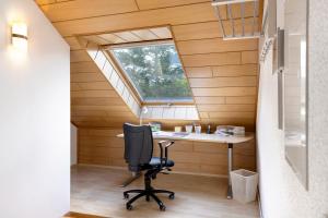 an office in a tiny house with a window at Ferienwohnung Schliestädt in Wellerode