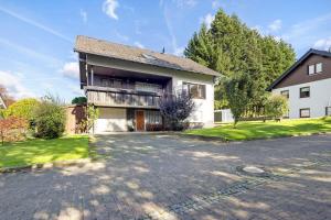 a house with a driveway in front of it at Ferienwohnung Schliestädt in Wellerode