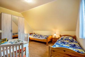 a bedroom with two beds and a crib at Ferienwohnung 'am Weidenring' in Pantelitz