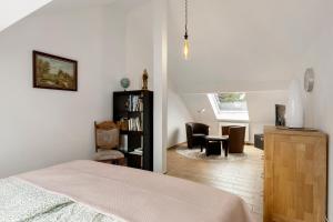 a bedroom with a bed and a desk and a chair at Ferienwohnung in Potsdam in Potsdam