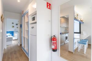 a living room with a fire extinguisher next to a kitchen at Casa Del Caballero Corralejo in Corralejo