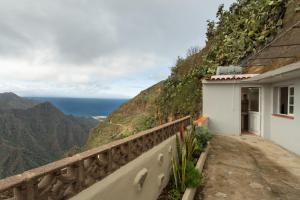 a house on a hill with the ocean in the background at Casa Los Pinos in Chinamada
