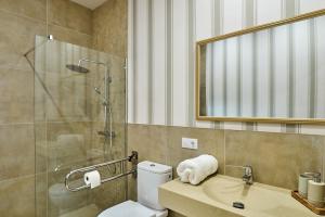 a bathroom with a toilet and a shower and a sink at Dehesa El Alcornocal in Posadas +33 photos