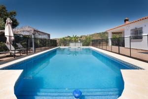 a swimming pool with blue water in a house at Casa con piscina La Madriguera in Estepona