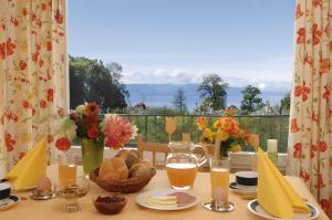 a table with food and a view of the ocean at Baumanns Ferienhof Am See in Bettnau