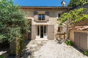 an exterior view of a house with a driveway at Mazet de Cabrières Gordes, Clim in Cabrières-dʼAvignon