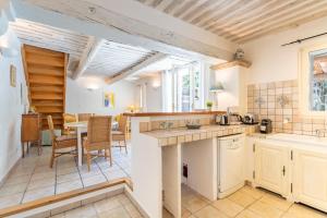 a kitchen and dining room with a table and chairs at Mazet de Cabrières Gordes, Clim in Cabrières-dʼAvignon +22 photos