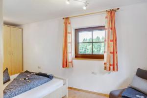 a bedroom with a bed and a window at Appartment Stockeben in Niederau