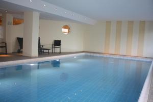 a large swimming pool in a hotel room at App 17 Haus Nordland in Sylt