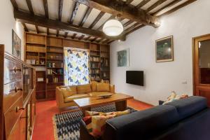 a living room with a couch and a table at Il Tuo Posto A Greve In Chianti in Greve in Chianti
