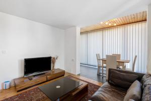 a living room with a couch and a flat screen tv at Balingen Apartment in Balingen