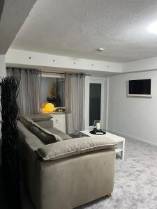 a living room with a couch and a table at Ferienwohnung Arnstadt Ost in Arnstadt