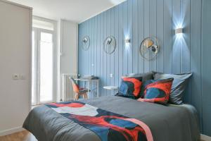 a bedroom with a bed with blue walls at Chambres d'hôtes - Chez Antho in Betton-Bettonet
