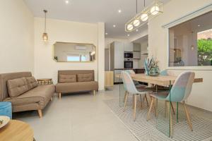 a living room and dining room with a table and chairs at Villa Leone con piscina privata in Punta Molara