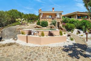 a house with a swimming pool in a yard at Villa Leone con piscina privata in Punta Molara