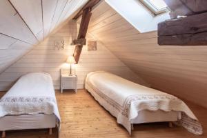 two beds in a attic bedroom with a roof at Chalet Arclosan - Saint-Ferréol in Saint-Ferréol +91 photos