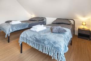two twin beds in a room with at Kroge Apartment in Uelzen