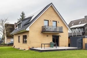 a house with a gambrel roof with a balcony at Kroge Apartment in Uelzen