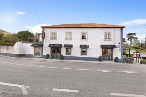 a white building on the side of a street at Casa de São Pedro Sintra in Sintra