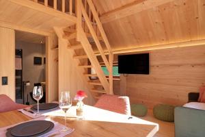 a living room with a table with wine glasses at Schwarzwaldchalet Holzperle in Lenzkirch