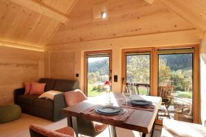 a dining room with a table in a cabin at Schwarzwaldchalet Holzperle in Lenzkirch