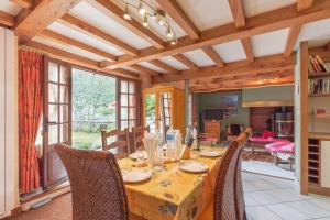 a dining room with a table and some chairs at Cottage au Calme in Gèdre
