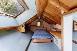 a bedroom in a tiny house at Lupins in Valloire