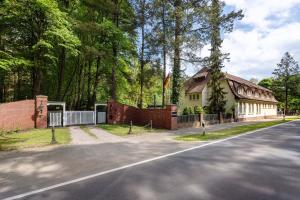 a house on the side of a road at Grosszügiges Ferienhaus mit Wald in Gerdau