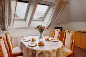 a table with a vase of flowers on it at Ferienwohnung Küstenstübchen Gruse in Bartenshagen-Parkentin