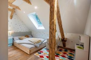 a small bedroom with a bed in a attic at Schwalbenloft in Wagenfeld