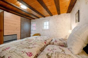 a bedroom with a bed in a room with wooden ceilings at Am Fischertor in Bad Kreuznach