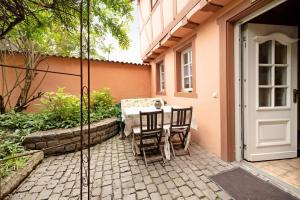 a patio with a table and chairs and a white door at Am Fischertor in Bad Kreuznach