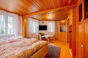 a bedroom with a bed in a room with wooden ceilings at Am Fischertor in Bad Kreuznach