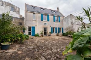 an image of a house with blue shutters at Maison Ty Sioul - proche plage in Quiberon