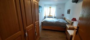 a small bedroom with a bed and a window at Chaletwohnung Alpenglück in Burgberg