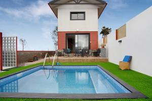 a swimming pool in the backyard of a house at Maravilha da Costa in Ponta do Pargo