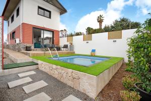 a swimming pool in the backyard of a house at Maravilha da Costa in Ponta do Pargo