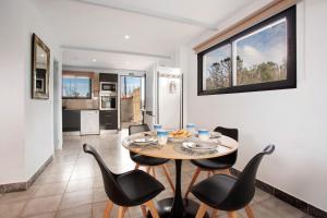 a dining room with a table and chairs at Maravilha da Costa in Ponta do Pargo