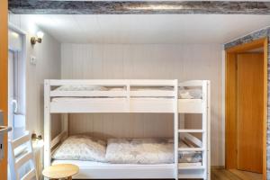 a bedroom with two bunk beds in a room at Urlaub an der Elbmündung in Neuenkirchen