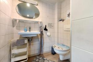 a bathroom with a sink and a toilet at Urlaub an der Elbmündung in Neuenkirchen +24 photos