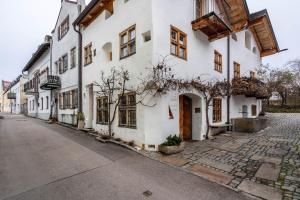 a white building on the side of a street at Apartment Zwiefirst in Grafing