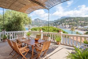 a patio with a table and chairs on a balcony at Can Joi in Sóller