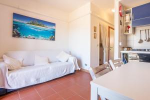 a living room with a couch and a kitchen at Casa Carlotta in Costa Paradiso in Costa Paradiso