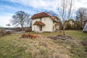 an old house in the middle of a field at Villa Seeblick in Rheinsberg