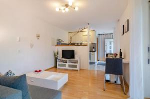 a living room with a couch and a table at Ferienwohnung in ruhiger Lage in Überlingen