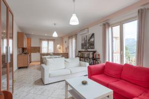 a living room with a red and white couch at Appartamento in Villa Marlory in Monreale