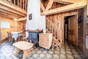 a large room with a table and a wooden building at Chalet 4p Classique-Les Ancolies in Verchaix