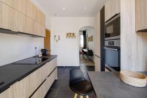 a kitchen with a counter and a chair in it at Superbe appartement centre Ajaccio in Ajaccio +10 photos