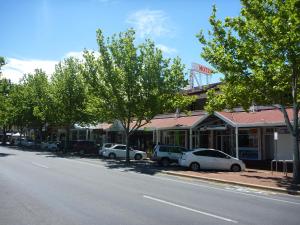 una strada con auto parcheggiate di fronte a un edificio di Adelaide Travellers Inn Backpackers Hostel a Adelaide